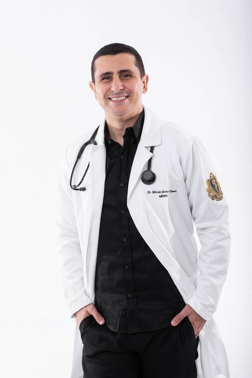 Dr. Marcelo Thomaz, médico em Itumbiara, de jaleco branco